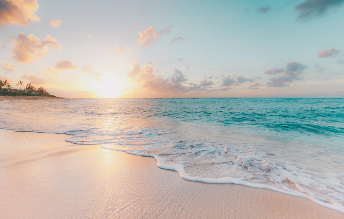 Praia e mar ao entardecer