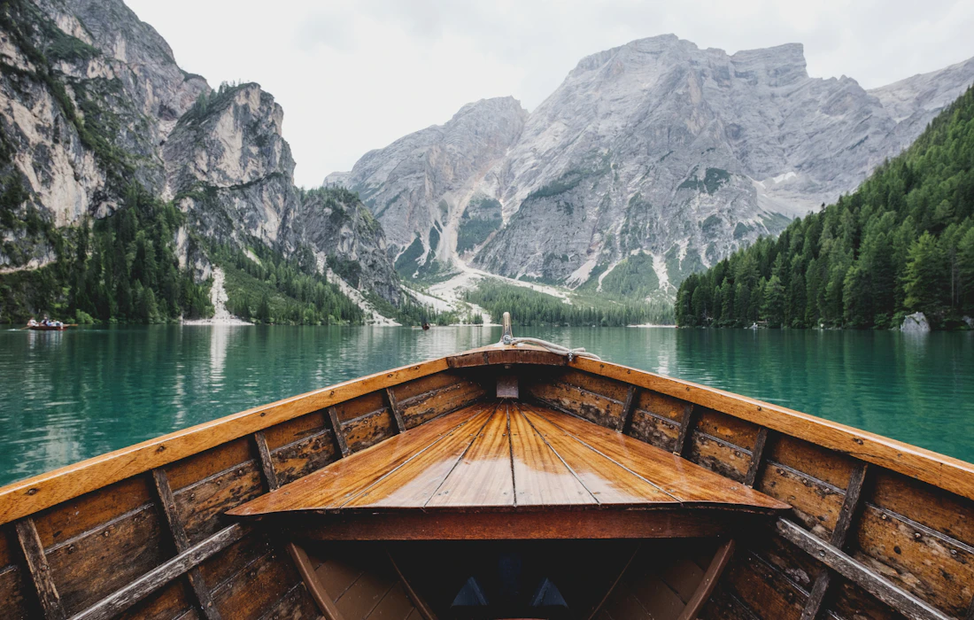 Passeio de barco em um lago entre montanhas